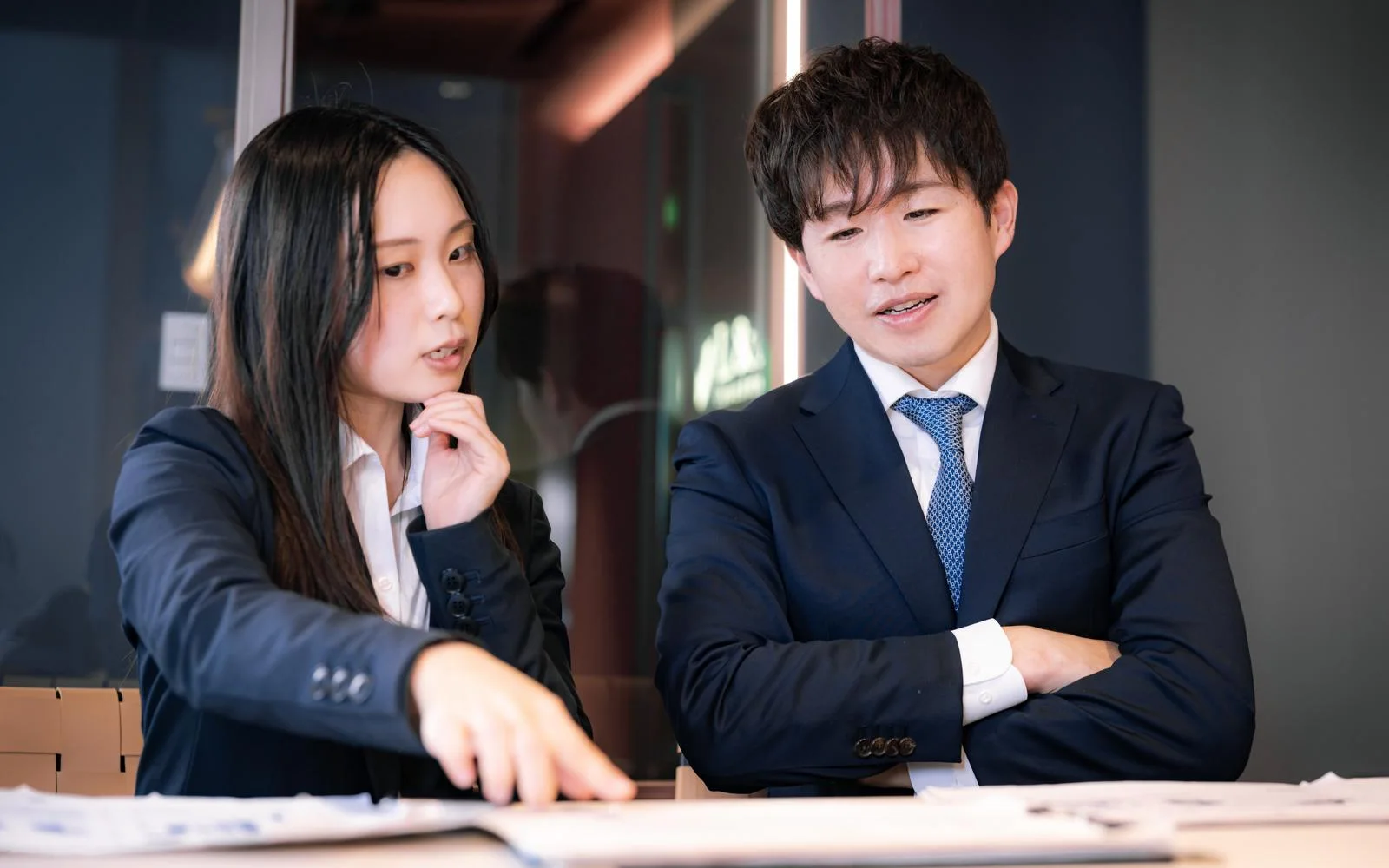 日本人の男女が書類を確認しながら相談する様子